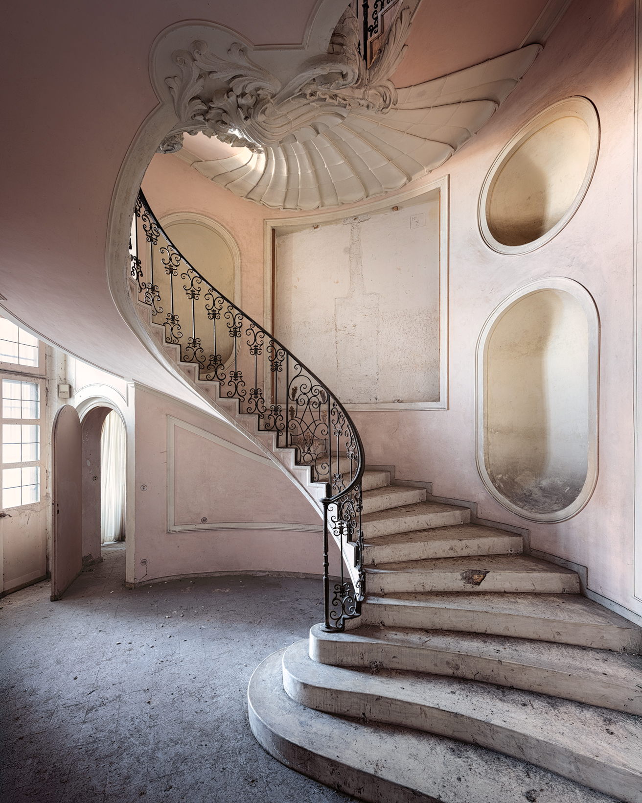 Scala in un edificio storico abbandonato